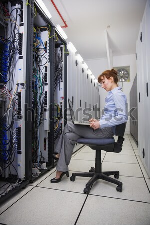 Techniker Sitzung Stuhl mit Laptop Diagnose Server Stock foto © wavebreak_media