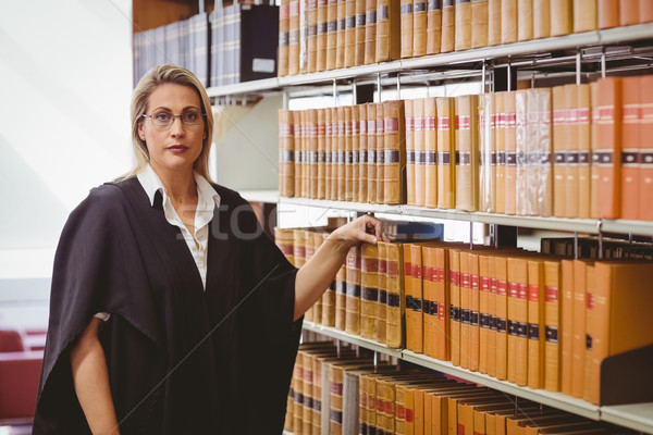 Foto stock: Retrato · sério · advogado · biblioteca · mulher