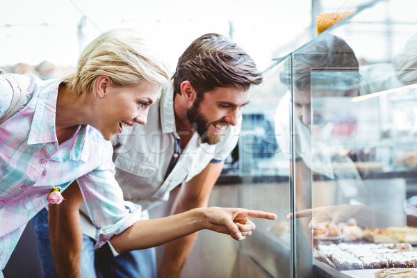 Stockfoto: Cute · paar · datum · wijzend · gebak · bakkerij