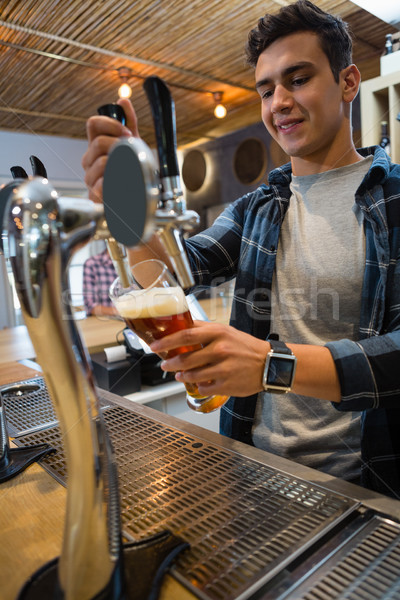 Foto stock: Garçom · cerveja · torneira · vidro · jovem