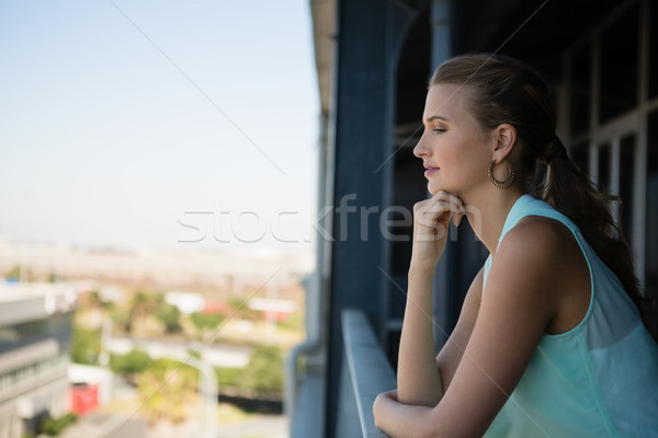 Femme permanent bureau balcon jeunes femme d'affaires [[stock_photo]] © wavebreak_media