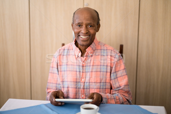 Portré mosolyog idős férfi ül digitális Stock fotó © wavebreak_media