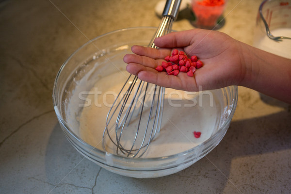 [[stock_photo]]: Main · garçon · aliments · sucrés · compteur · de · cuisine · enfant