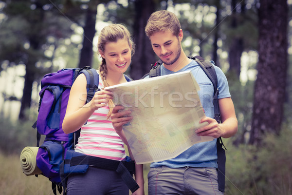 Jovem feliz casal olhando mapa natureza Foto stock © wavebreak_media