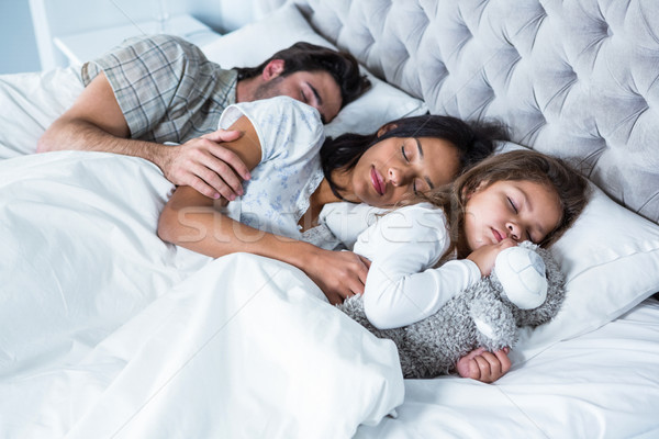 Familia dormir junto cama hombre nino Foto stock © wavebreak_media