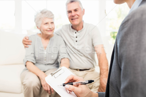 Mujer de negocios hablar pareja de ancianos escrito portapapeles casa Foto stock © wavebreak_media