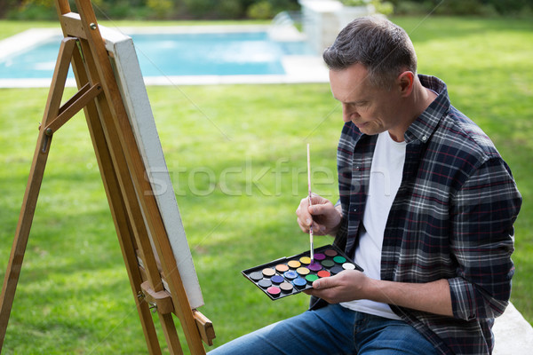 Człowiek malarstwo płótnie ogród drzewo Zdjęcia stock © wavebreak_media