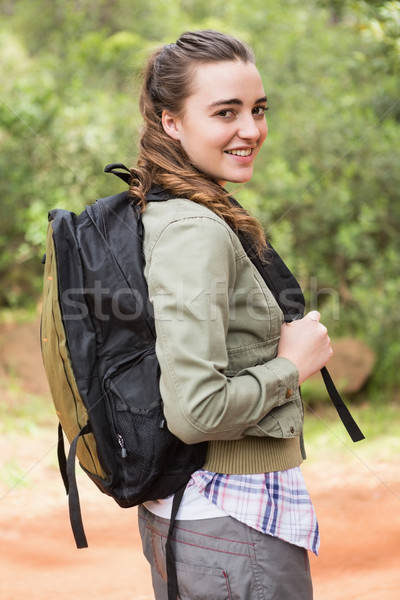 Sorrindo mochila mulher grama feliz Foto stock © wavebreak_media