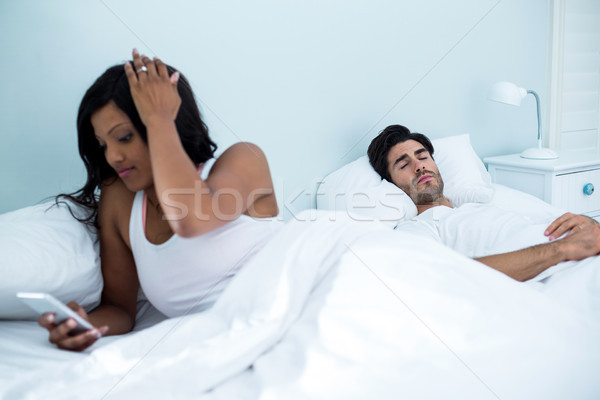 Stock foto: Frau · Handy · Mann · schlafen · Bett · Schlafzimmer