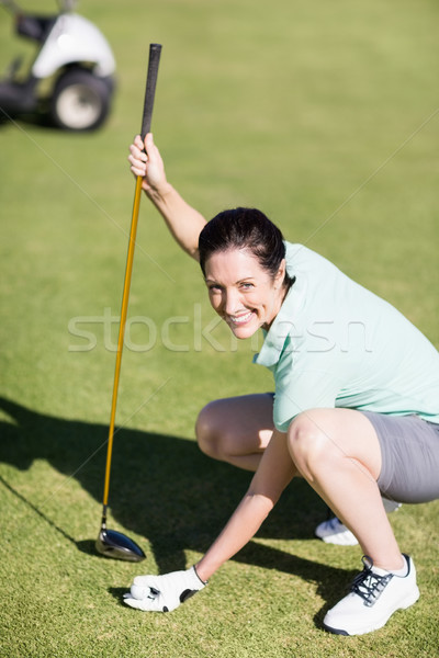 Vrouw golf club hurken portret Stockfoto © wavebreak_media