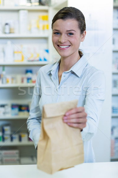 Gyógyszerész tart gyógyszer csomag gyógyszertár portré Stock fotó © wavebreak_media