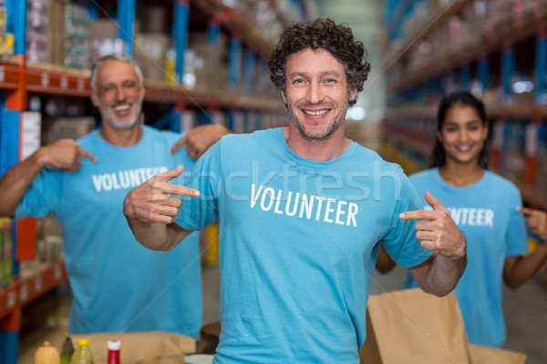 Ritratto volontari punta tshirt magazzino uomo Foto d'archivio © wavebreak_media