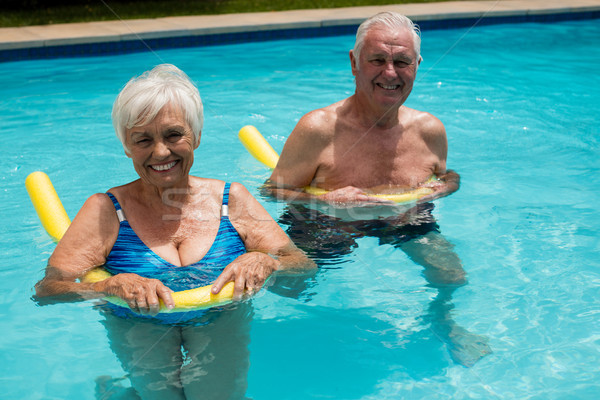 Foto stock: Pareja · de · ancianos · piscina · inflable · feliz · mujer