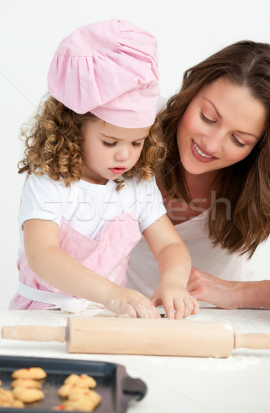 Imagine de stoc: Fetita · mamă · bucătărie · familie · copii · fericit