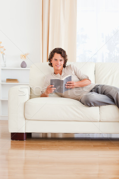 Foto stock: Retrato · homem · livro · sala · de · estar · sorrir