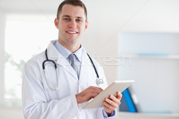 Stok fotoğraf: Gülen · doktor · tablet · tıbbi · sağlık · hastane