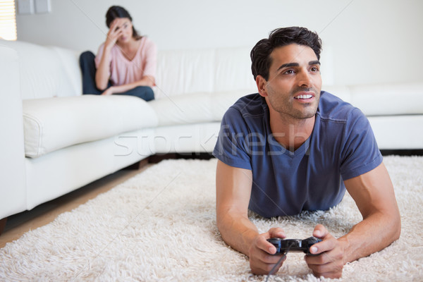 Homme jouer jeux vidéo petite amie folle salon [[stock_photo]] © wavebreak_media