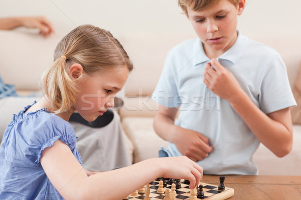 Stok fotoğraf: çocuklar · oynama · satranç · oturma · odası · yüz · ev