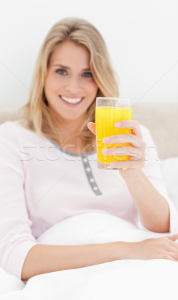 Stok fotoğraf: Odaklı · atış · cam · portakal · suyu · gülümseyen · kadın · bakıyor