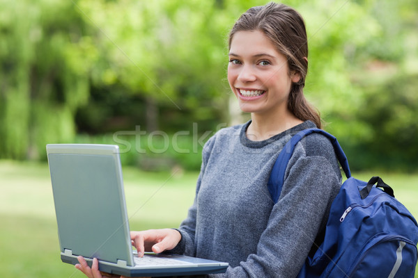 Jong meisje laptop permanente omhoog naar Stockfoto © wavebreak_media
