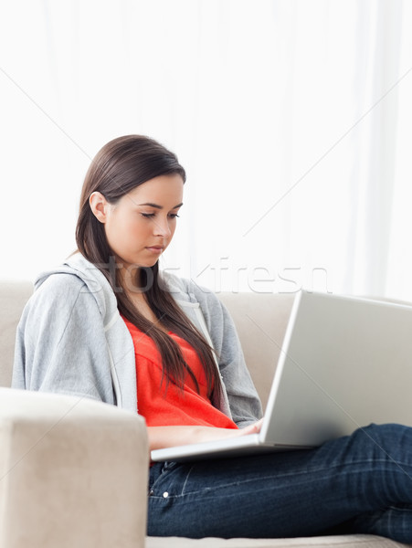 Stock foto: Frau · Sitzung · Couch · Laptop · Hand · glücklich