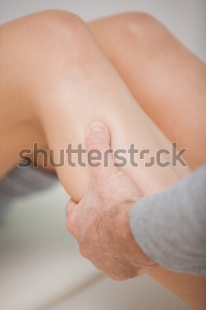 Masszőr üzenetküldés vádli beteg szoba kéz Stock fotó © wavebreak_media