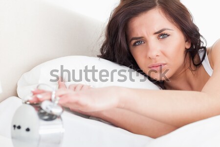 Foto stock: Sério · mulher · despertador · quarto · feminino