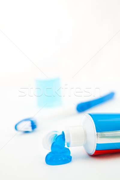 Foto stock: Azul · cepillo · de · dientes · tubo · pasta · dentífrica · blanco · vidrio