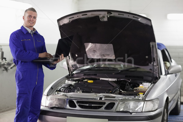 Foto stock: Mecânico · datilografia · computador · olhando · câmera · garagem