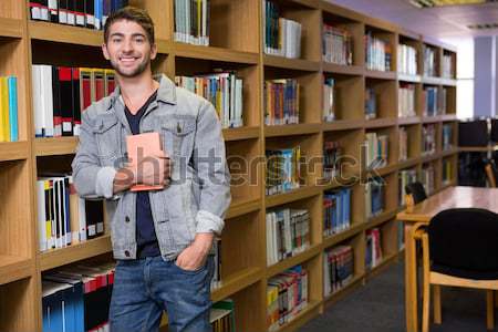 Stockfoto: Student · permanente · boekenplank · glimlachend · bibliotheek
