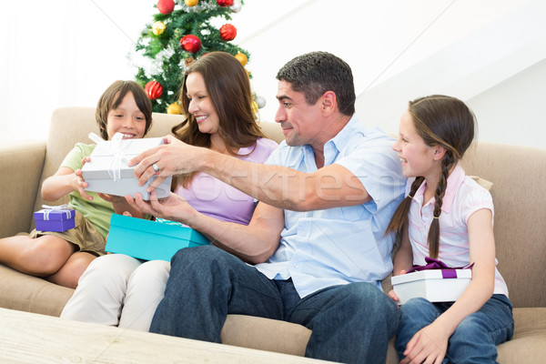 Stockfoto: Familie · christmas · presenteert · gelukkig · gezin · home · vrouw