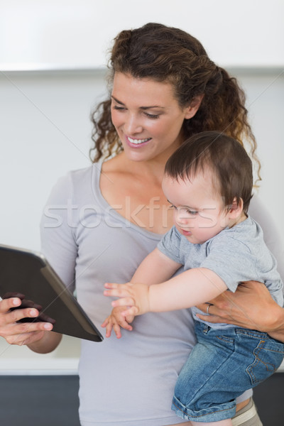 Foto stock: Madre · mirando · digital · tableta · bebé