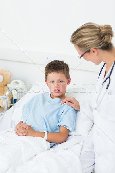 Orvos megnyugtató kicsi fiú kórház női Stock fotó © wavebreak_media