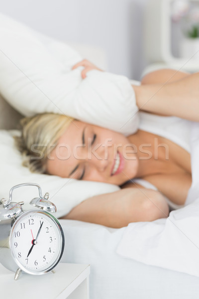 Kadın kulaklar yastık çalar saat tablo yatak Stok fotoğraf © wavebreak_media