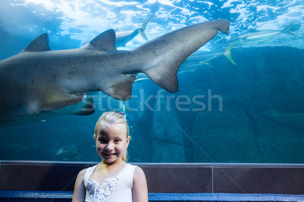 Jeune femme derrière requin réservoir regarder caméra [[stock_photo]] © wavebreak_media