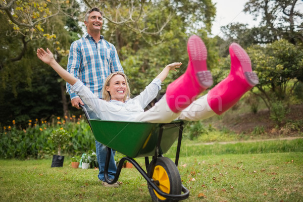 [[stock_photo]]: Heureux · couple · jouer · brouette · femme