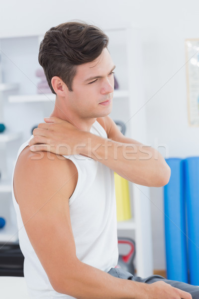 [[stock_photo]]: Jeune · homme · souffrance · douleur · à · l'épaule · médicaux · bureau · corps