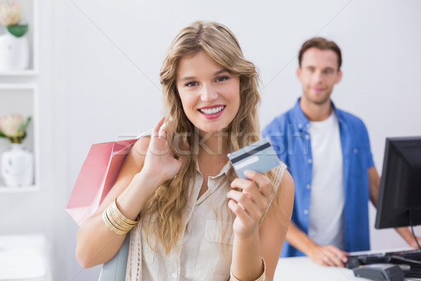 Csinos szőke nő mutat hitelkártyák ruházat bolt Stock fotó © wavebreak_media