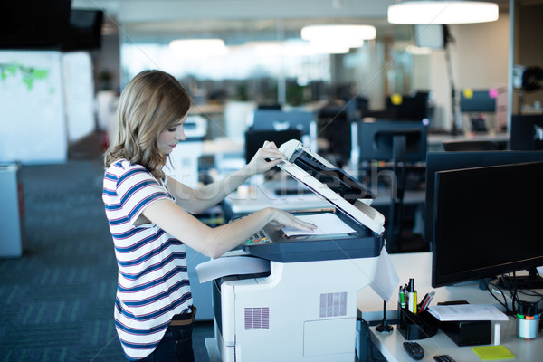 Foto stock: Jóvenes · mujer · de · negocios · copiar · máquina · oficina · vista · lateral