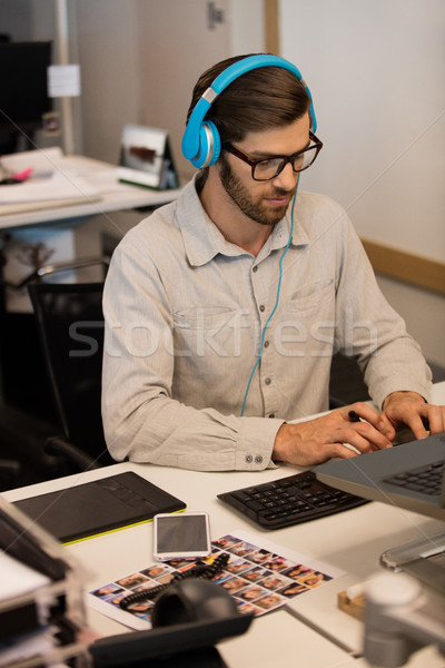 Stockfoto: Zakenman · luisteren · muziek · hoofdtelefoon · werken · creatieve