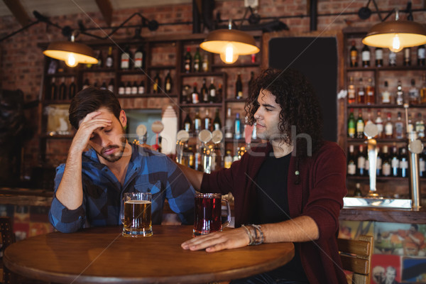 Man troostend depressief vriend pub bier Stockfoto © wavebreak_media