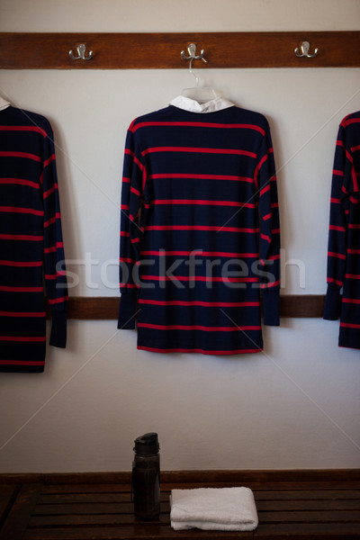 Bouteille serviette banc rugby suspendu [[stock_photo]] © wavebreak_media