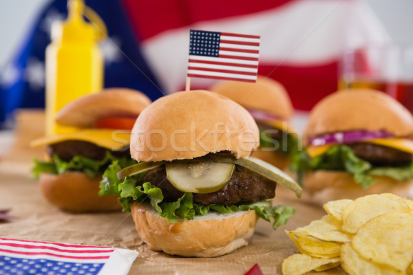 [[stock_photo]]: Burger · décoré · table · en · bois · table