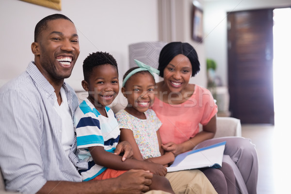 Heiter Familie Magazin Sitzung Sofa home Stock foto © wavebreak_media