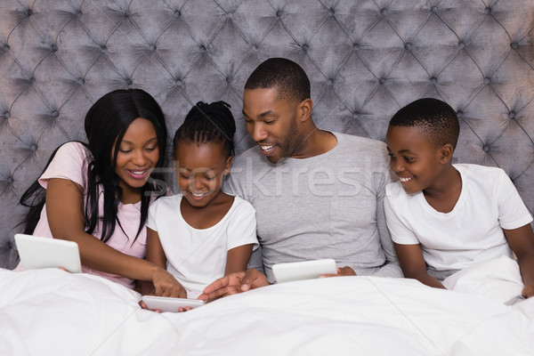 ストックフォト: 幸せな家族 · デジタル · 一緒に · ベッド · 座って · ホーム