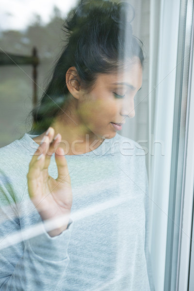 女子 閉眼 玻璃 年輕女子 窗口 家 商業照片 © wavebreak_media