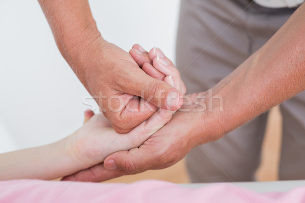 стороны массаж медицинской служба женщину человека Сток-фото © wavebreak_media