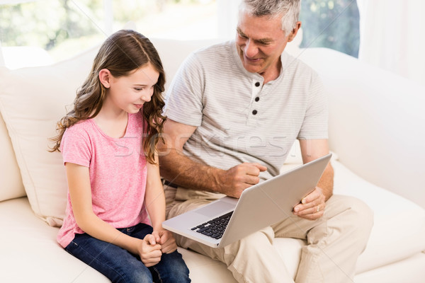 Mosolyog nagyapa leányunoka laptopot használ kanapé lány Stock fotó © wavebreak_media