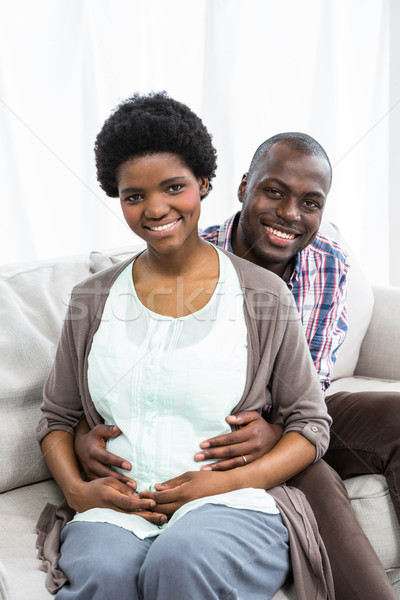 Homem tocante grávida estômago retrato sofá Foto stock © wavebreak_media