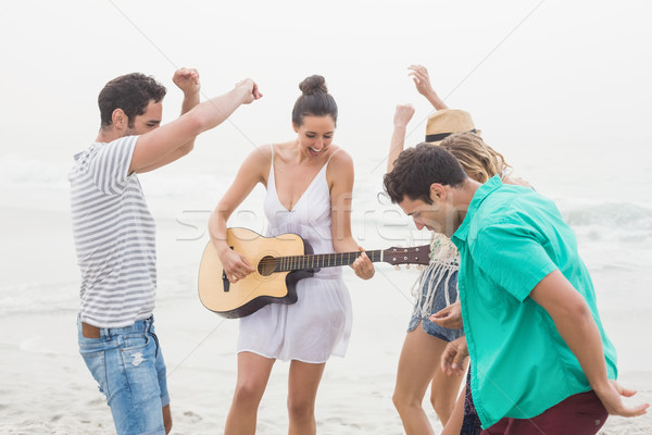 Grupy znajomych gry gitara taniec plaży Zdjęcia stock © wavebreak_media